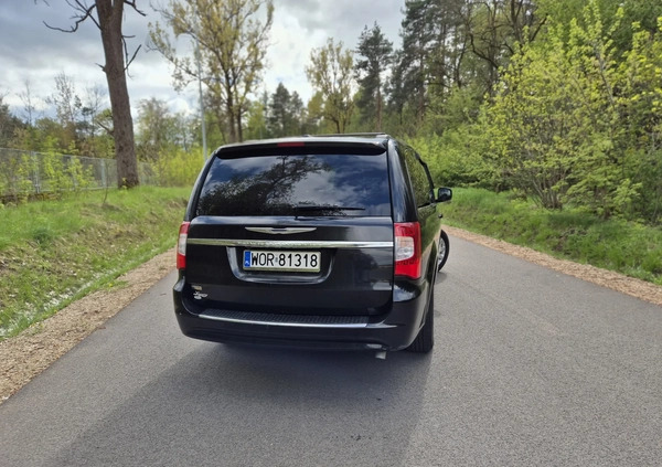 Chrysler Town &amp; Country cena 49900 przebieg: 230000, rok produkcji 2016 z Koniecpol małe 562